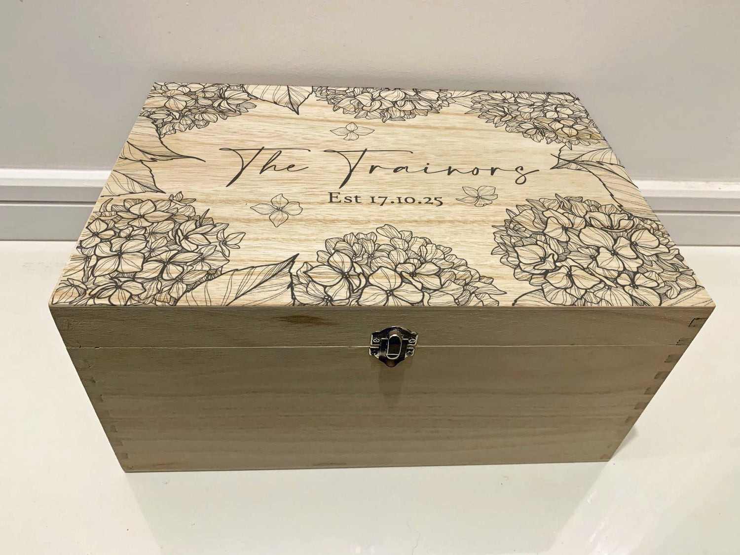 Personalised Wooden Memory Box with Hydrangea Design – Engraved Keepsake Box for Weddings, Anniversaries or Families - Resplendent Aurora